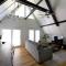 Stunning 4BR Cabin Retreat with Expansive Deck - 布卢明顿