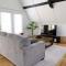 Stunning 4BR Cabin Retreat with Expansive Deck - 布卢明顿
