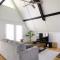 Stunning 4BR Cabin Retreat with Expansive Deck - 布卢明顿