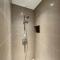 Modern 1BR in Dubai Hills with Big Screen Experience - 迪拜