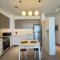 Modern 1BR in Dubai Hills with Big Screen Experience - 迪拜