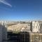 Modern 1BR in Dubai Hills with Big Screen Experience - 迪拜