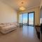 Modern 1BR in Dubai Hills with Big Screen Experience - 迪拜