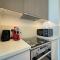 Modern 1BR in Dubai Hills with Big Screen Experience - 迪拜