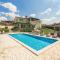 Villa Mit Pool, Garten Und Sommerküche
