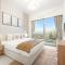 SML Vacation Homes - Sky High Apartments with Burj Khalifa and Dubai Fountain Views at Grande Signature, Downtown Dubai