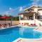 Nettes Ferienhaus In Pomer Mit Privatem Pool