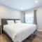 Downtown 2 BDRM Home with Wood Fireplace by StayIn - 弗尼
