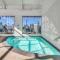 Modern 2BR 2Bath Darling Harbour Views, Pool, Parking, Spa & Gym