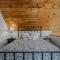 Sqyrls Nest - Hot Tub, Pet Friendly, Screen Porch, Grill, Wifi, Fire Pit, Deck, View, Family Friendly, Game Room, Shuffle Board, Wood Stove