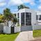 Luxurious 5 bedroom home 500m to Alexandra Headland beach