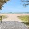 Beachfront Retreat at Burleigh, Breezy and Cosy