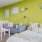 Chic 2BR Apt Near to Melbourne Central City Views