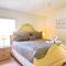 5 beddrooms pool home Gated community Davenport