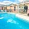 5 beddrooms pool home Gated community Davenport