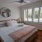 The Pool House - Light and Spacious