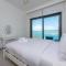 Luxury 2BR Apt with Pool, Gym & Sea Views - Dubaj
