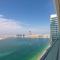 Luxury 2BR Apt with Pool, Gym & Sea Views - Dubaj
