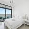 Luxury 2BR Apt with Pool, Gym & Sea Views - Dubaj