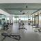 Luxury 2BR Apt with Pool, Gym & Sea Views - Dubaj