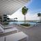 Luxury 2BR Apt with Pool, Gym & Sea Views - Dubaj
