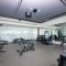 Luxury 2BR Apt with Pool, Gym & Sea Views - Dubaj