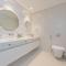 Luxury 2BR Apt with Pool, Gym & Sea Views - Dubaj