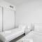 Luxury 2BR Apt with Pool, Gym & Sea Views - Dubaj
