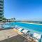 Luxury 2BR Apt with Pool, Gym & Sea Views - Dubaj