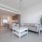 Luxury 2BR Apt with Pool, Gym & Sea Views - Dubaj