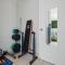Cairns Penthouse - Private Rooftop Outdoor Gym, Spa & TV Area with Sunset & Mountain Views - Cairns