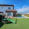 4 bdr villa with huge patio area and walking distance to beach