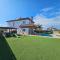 4 bdr villa with huge patio area and walking distance to beach