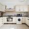 4 bdr villa with huge patio area and walking distance to beach