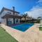 4 bdr villa with huge patio area and walking distance to beach