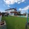 4 bdr villa with huge patio area and walking distance to beach