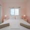 4 bdr villa with huge patio area and walking distance to beach