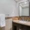 Spacious 1B with Balcony Overlooking City Views - Dubaj