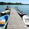 "Goldenes Haus am See mit Boot"