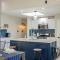 Stylish Escape 3BDRM with fireplace - الباسو
