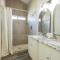 Stylish Escape 3BDRM with fireplace - الباسو
