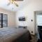 Stylish Escape 3BDRM with fireplace - الباسو
