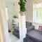 Luton Lodge - Newly Refurbished, Ideal for Short Stay , 5 mints To Luton Airport , Train Station, Town Centre , Free off street Parking