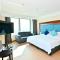 Novotel Atlantis Shanghai - Breakfast in the clouds with river view in the revolving restaurant & 24hours free self-laundry - Sanghaj