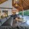 Villa Themma Jungle - Sumptuous 3BR Luxury Villa with Majestic Jungle View North of Ubud - 乌布