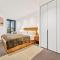 King Size Bed Brand New Luxe Apt with Pool Sauna Gym Balcony