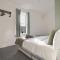 Modern 2 Bed Apartment in Hillsborough with FREE Secure Parking - Hosted by Stay Host Save - Hillsborough