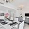 Bright and Spacious 2BR with Pool and Gym Access - 迪拜