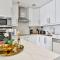 Bright and Spacious 2BR with Pool and Gym Access - 迪拜