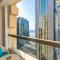 Bright and Spacious 2BR with Pool and Gym Access - 迪拜